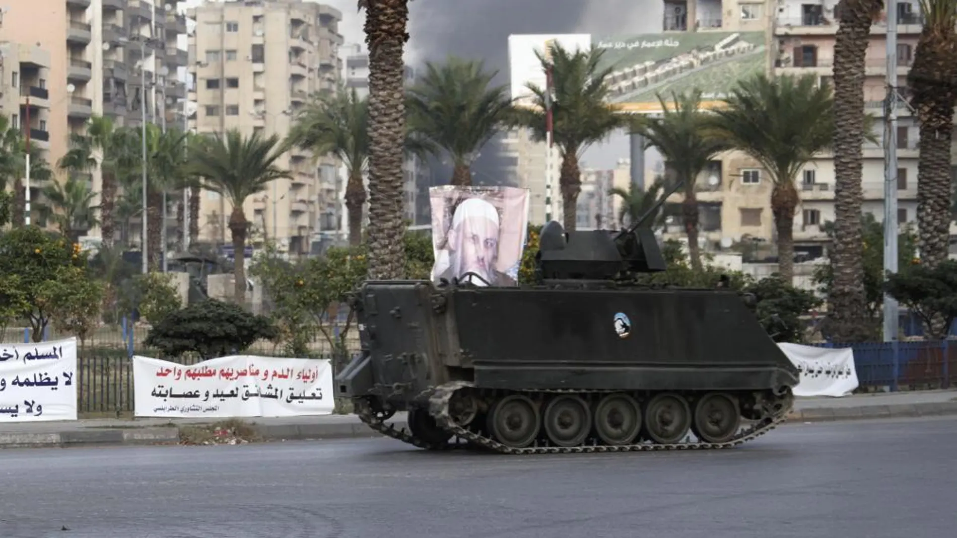 Tropas libanesas patrullan por las calles de Trípoli