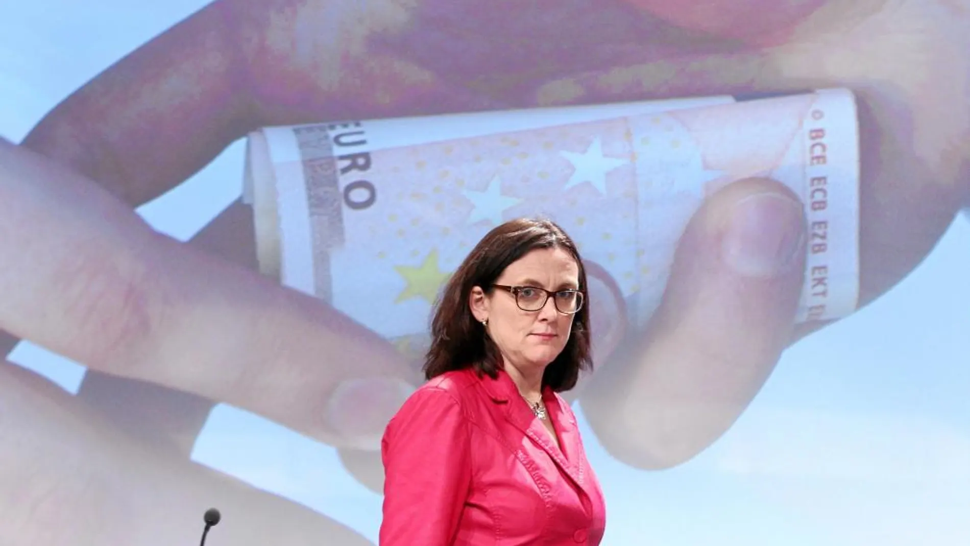 INFORME PIONERO. La comisaria europea de Interior, Cecilia Malmström, antes de presentar el documento sobre la corrupción, ayer