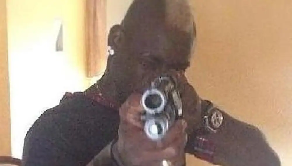 Balotelli apunta a la cámara con un arma de fuego