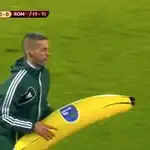  Seguidores del Feyenoord lanzan un plátano gigante a un jugador marfileño