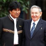 El presidente boliviano, Evo Morales (i), saluda a su homólogo de Cuba, Raúl Castro (d), hoy, domingo.