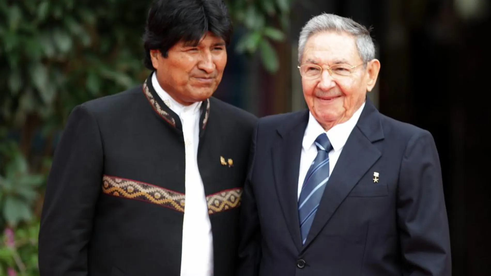 El presidente boliviano, Evo Morales (i), saluda a su homólogo de Cuba, Raúl Castro (d), hoy, domingo.