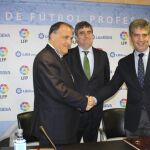 El presidente de la Liga de Fútbol Profesional (LFP), Javier Tebas, y el director general de la Policía, Ignacio Cosidó , tras firmar un acuerdo entre la LFP y la Policía Nacional para evitar los fraudes y manipulaciones en el fútbol