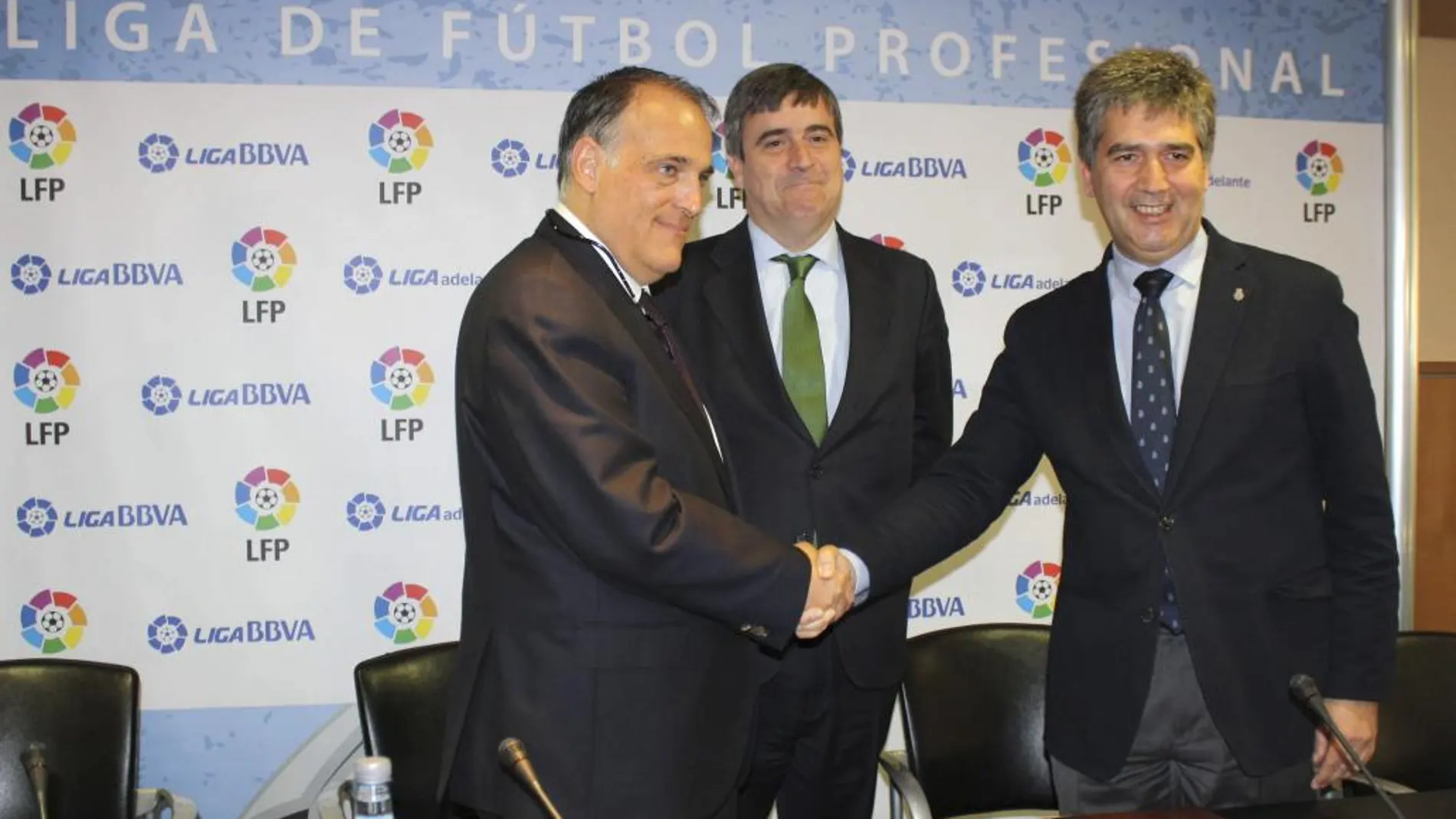 El presidente de la Liga de Fútbol Profesional (LFP), Javier Tebas, y el director general de la Policía, Ignacio Cosidó , tras firmar un acuerdo entre la LFP y la Policía Nacional para evitar los fraudes y manipulaciones en el fútbol