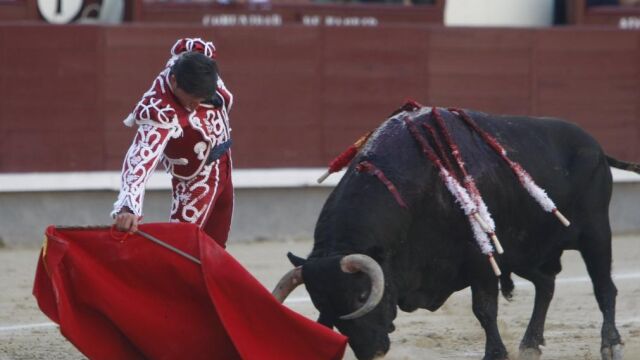 Derechazo del arnedano Diego Urdiales al segundo de la tarde, ayer, en Las Ventas