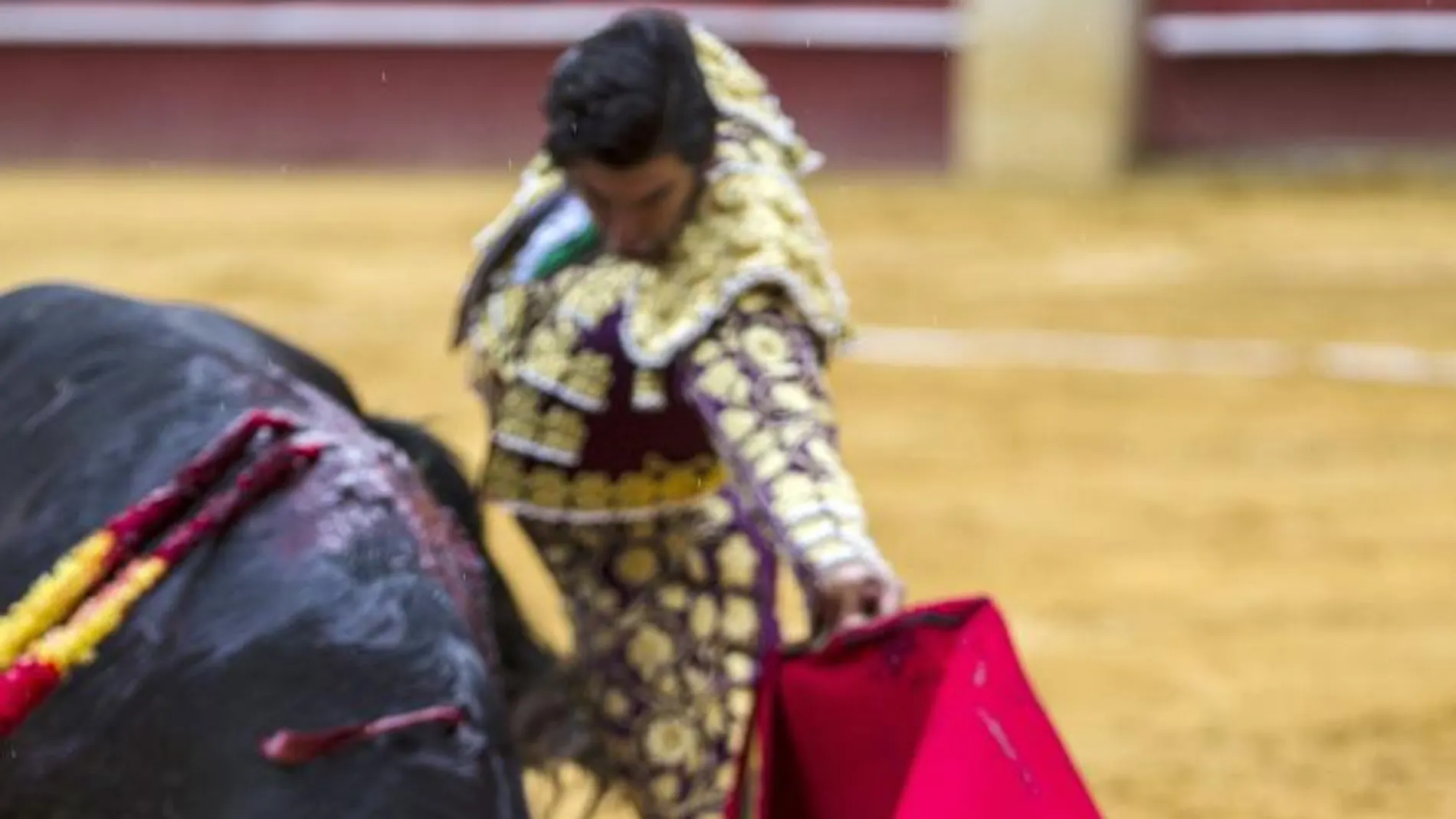 Morante de la Puebla torea al natural al primer toro de la tarde, sobrero de Victoriano del Río