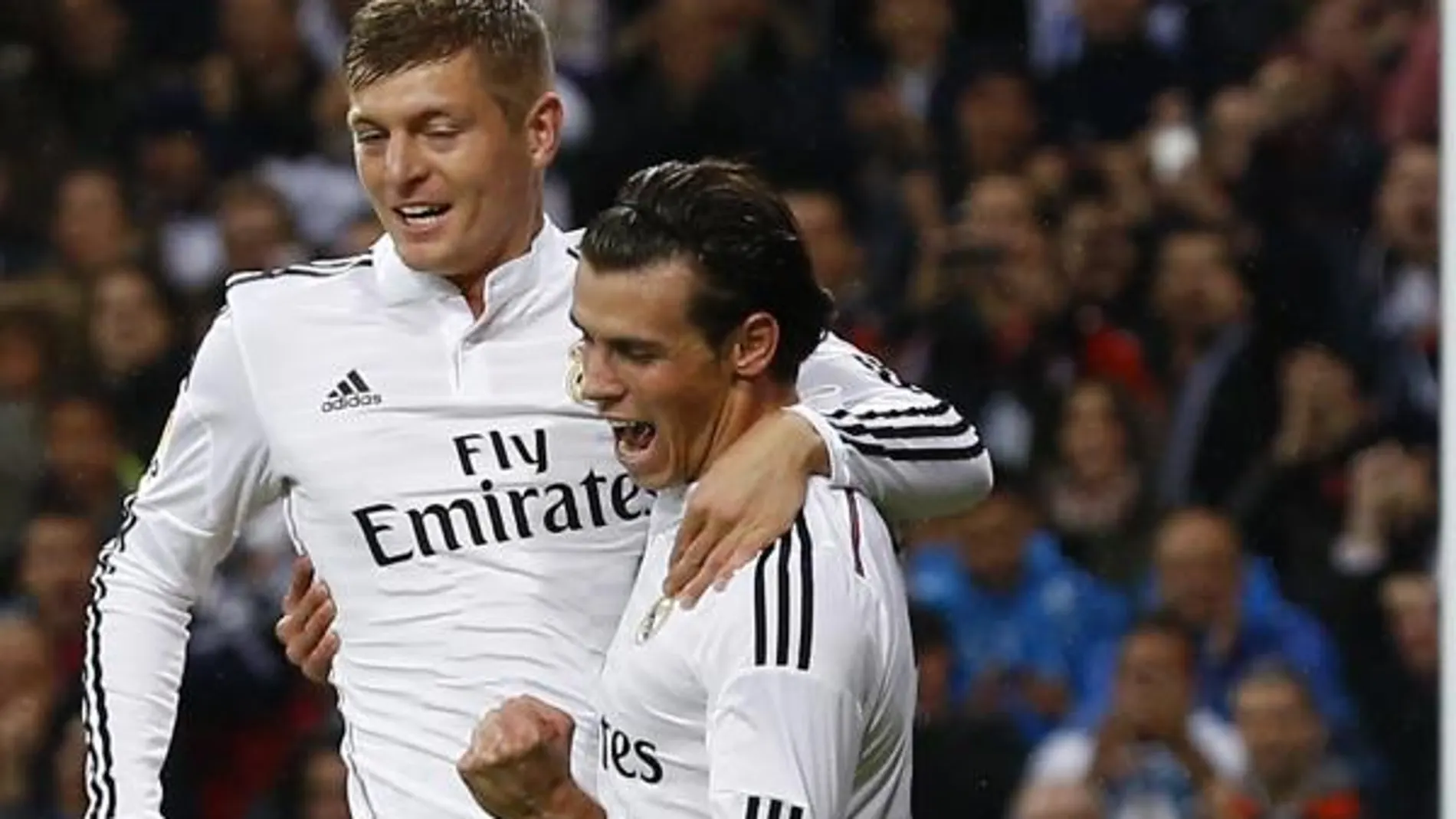 El jugador galés del Real Madrid Gateh Bale celebra el primer gol ante el Rayo Vallecano