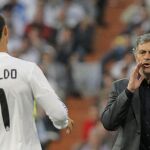 Jose Mourinho (d) habla a Cristiano Ronaldo durante un encuentro