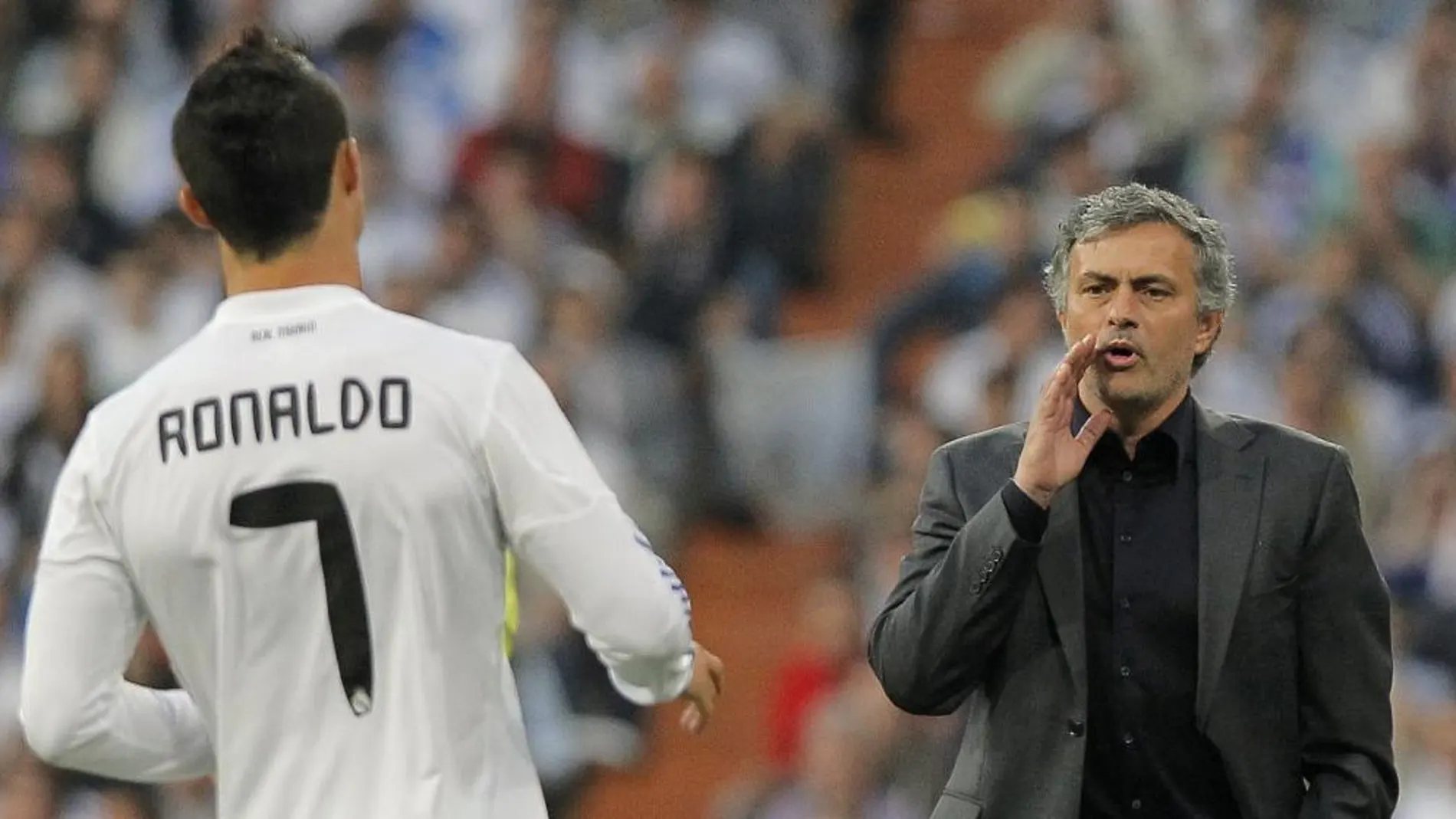 Jose Mourinho (d) habla a Cristiano Ronaldo durante un encuentro