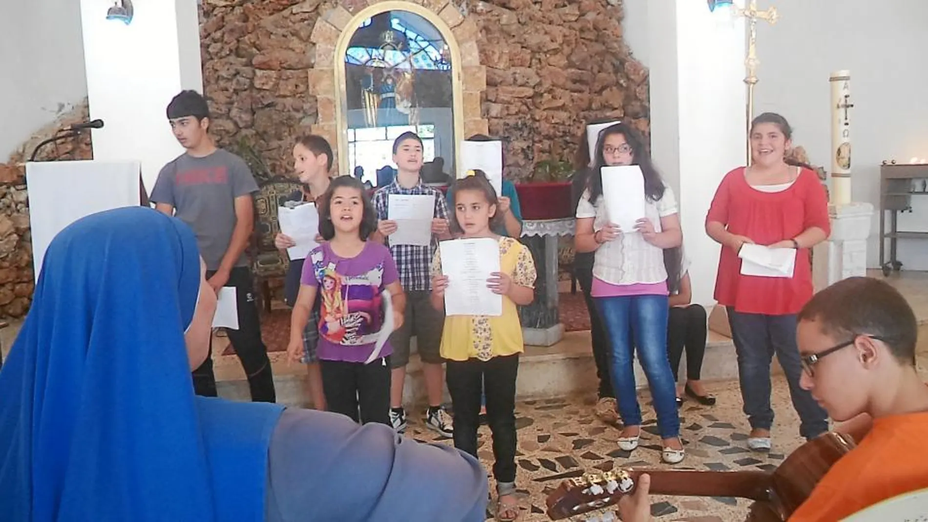 Una religiosa del Verbo Encarnado ensaya con el grupo que cantará para el Papa