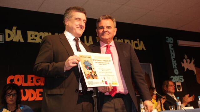 Hirukide Pablo Jesús Larrabide Bilbao luciendo el Diploma que le entregó el alcalde de Majadahonda Narciso Foxá