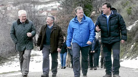 Silván escucha al alcalde de Oseja de Sajambre, Antonio Mendoza, en presencia del regidor de Posada de Valdeón, Tomás Alonso, y del delegado de la Junta, Guillermo García, durante su visita al parque natural