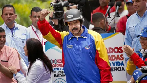El presidente venezolano, Nicolás Maduro, en una concentración de motoristas, ayer, en Caracas