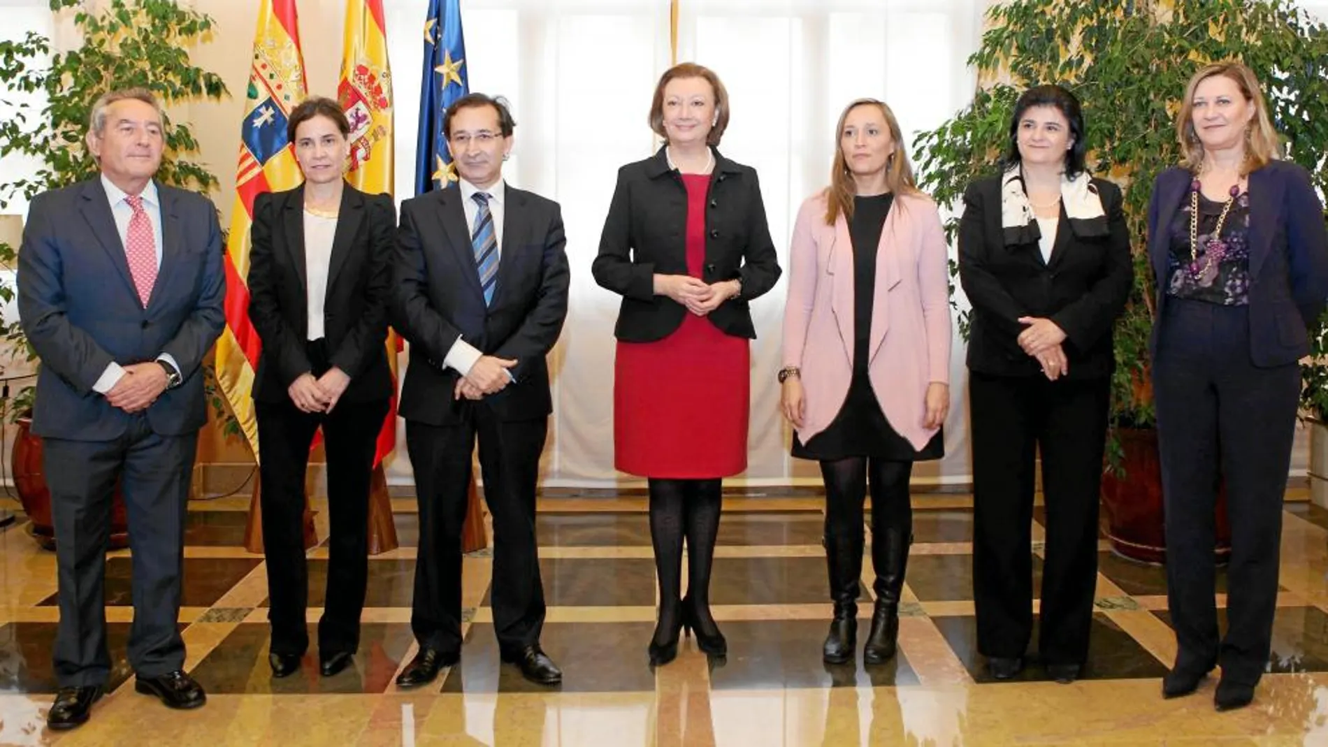 La consejera de Hacienda, Pilar del Olmo, junto con otros representantes en materia de Hacienda del resto de las autonomías reunidos en Zaragoza