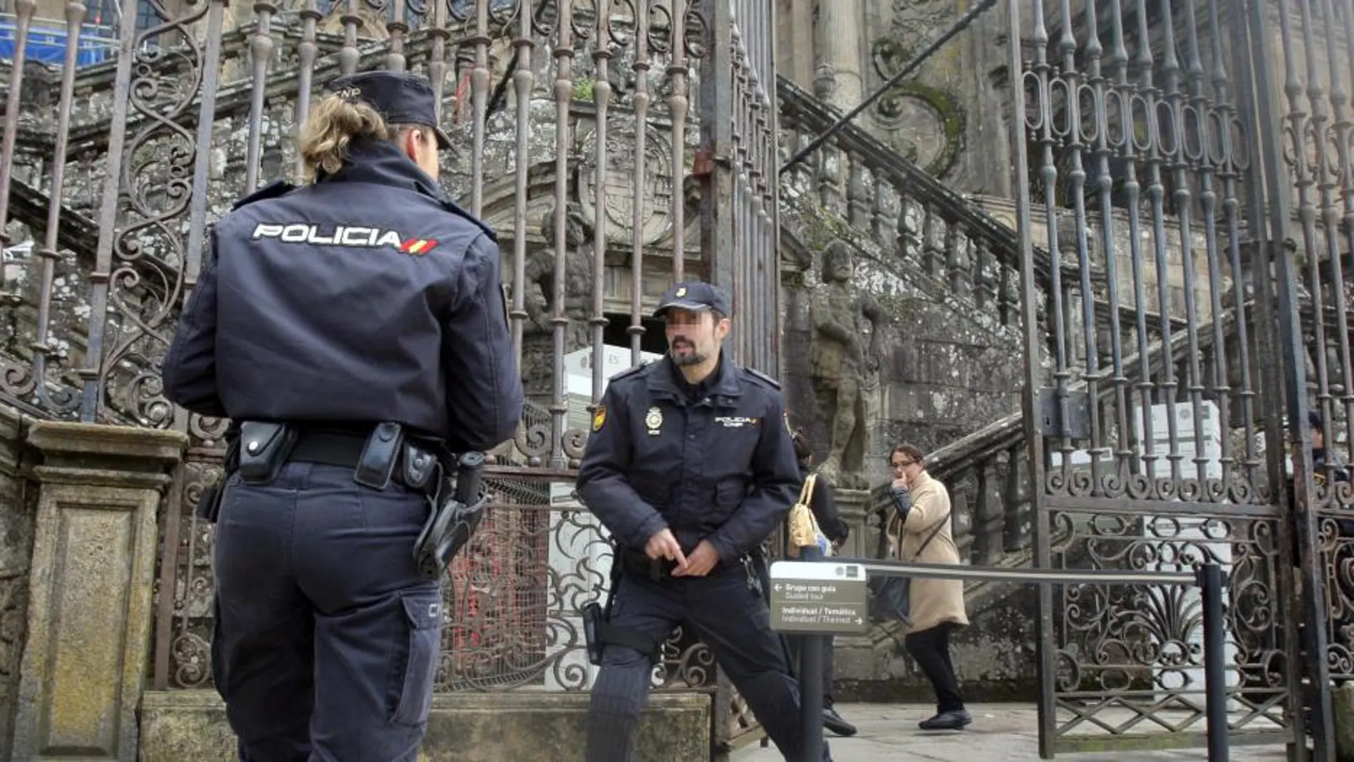 Una amenaza de bomba ha obligado esta mañana a desalojar por un espacio de algo más de quince minutos la Catedral de Santiago