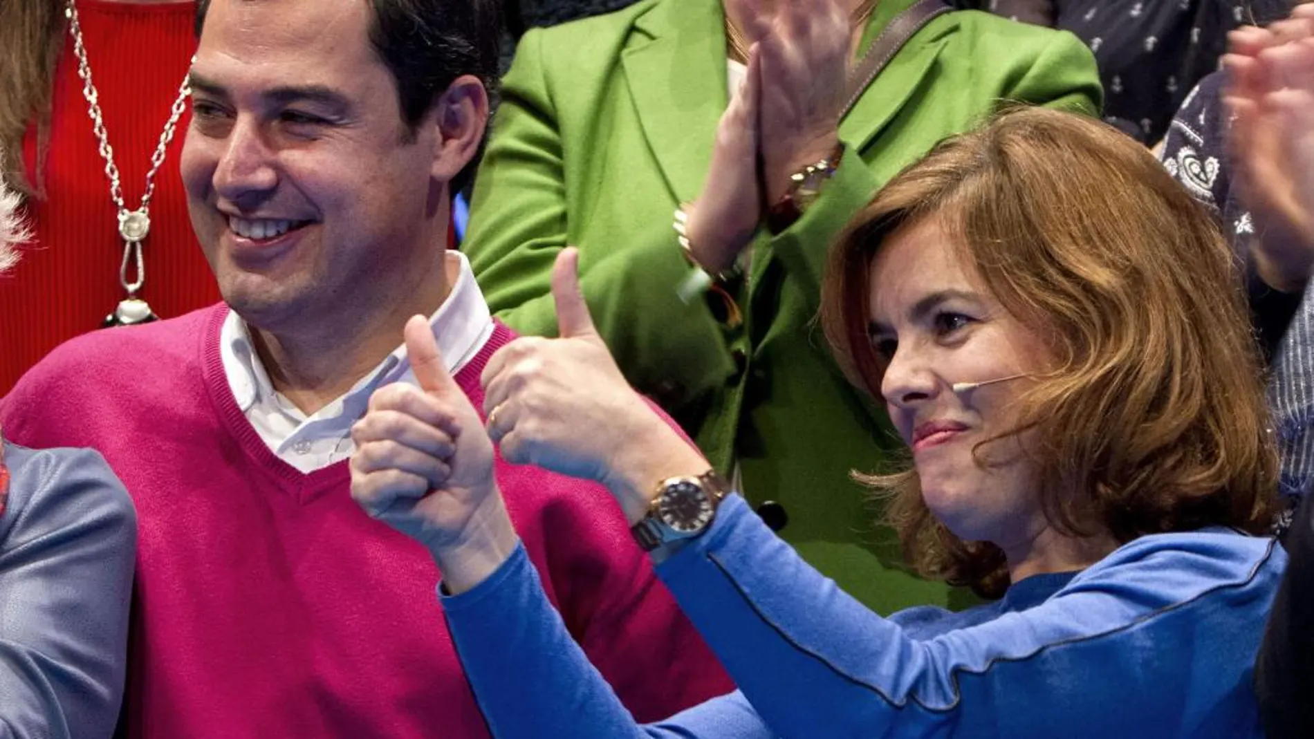 La vicepresidenta del Gobierno, Soraya Sáenz de Santamaría y el presidente del PP andaluz y candidato a la Presidencia de la Junta, Juanma Moreno.