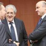 El ministro de Economía, Luis de Guindos, junto con sus homólogos griego e italiano