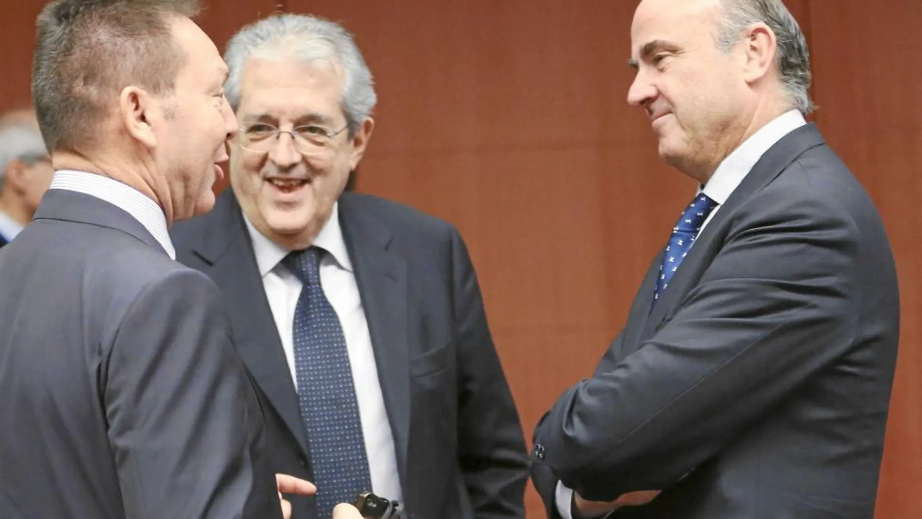 El ministro de Economía, Luis de Guindos, junto con sus homólogos griego e italiano