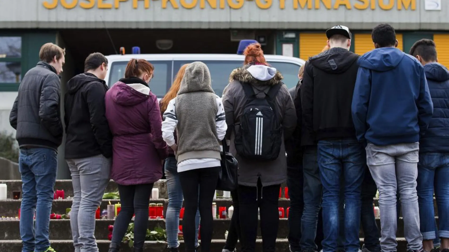 Varios estudiantes colocan velas ante la escuela Joseph-König en Haltern am See