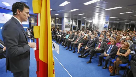 Pedro Sánchez se dirige a los presentes durante su discurso en la sede de LA RAZÓN