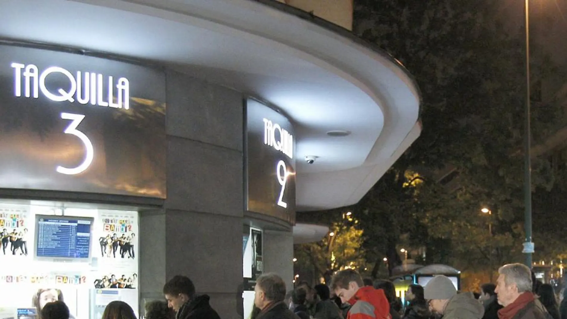 Varias personas hacen cola esta tarde en las taquillas de una conocida sala de cine de Madrid.