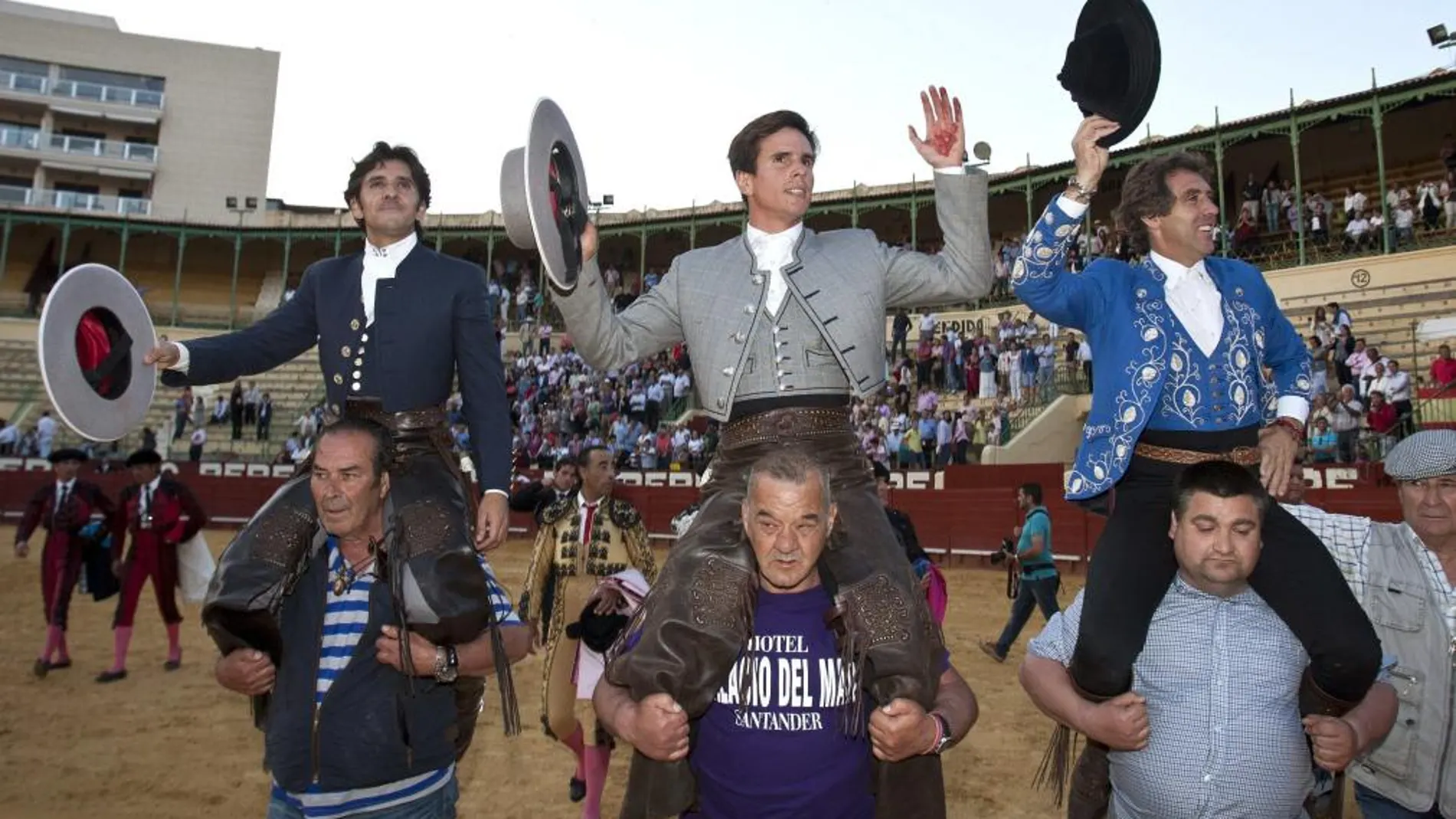 La terna al completo sale a hombros en el último festejo de la Feria del Caballo de Jerez