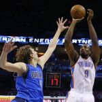 Serge Ibaka (9) lanza a canasta ante la oposición del jugador de los Dallas Mavericks Nowitzki