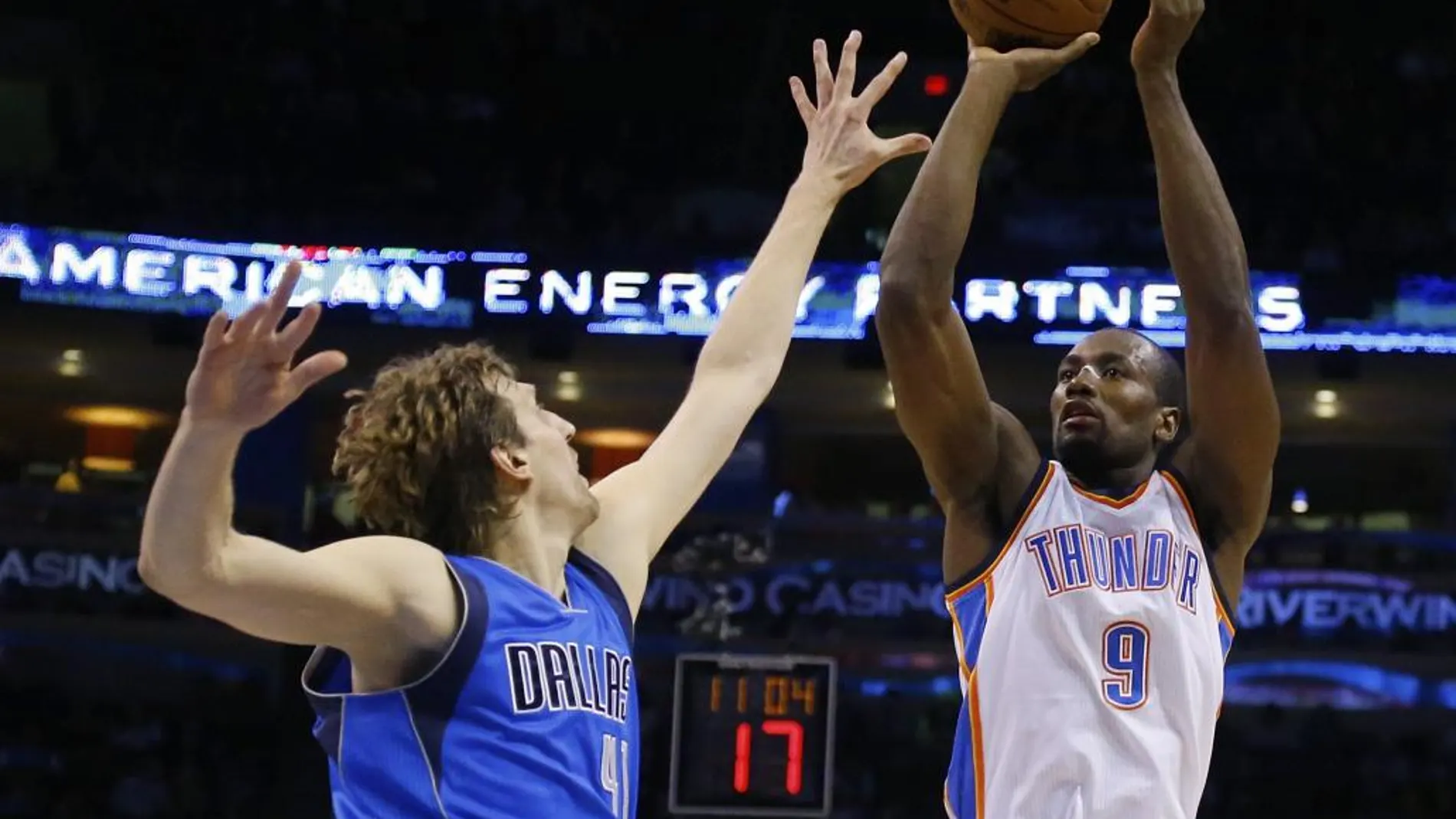 Serge Ibaka (9) lanza a canasta ante la oposición del jugador de los Dallas Mavericks Nowitzki