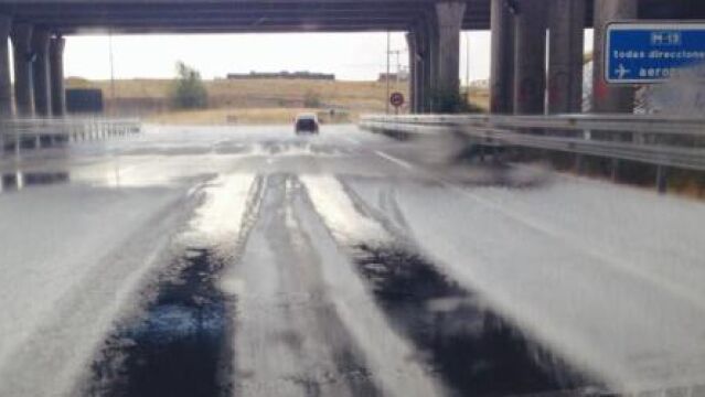 Imagen de los accesos a Barajas tras la granizada caída en Madrid