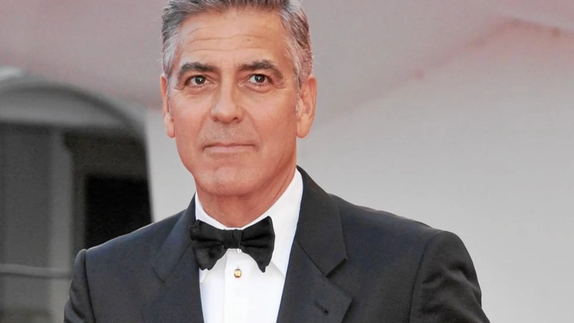 Clooney, con la alianza al cuello