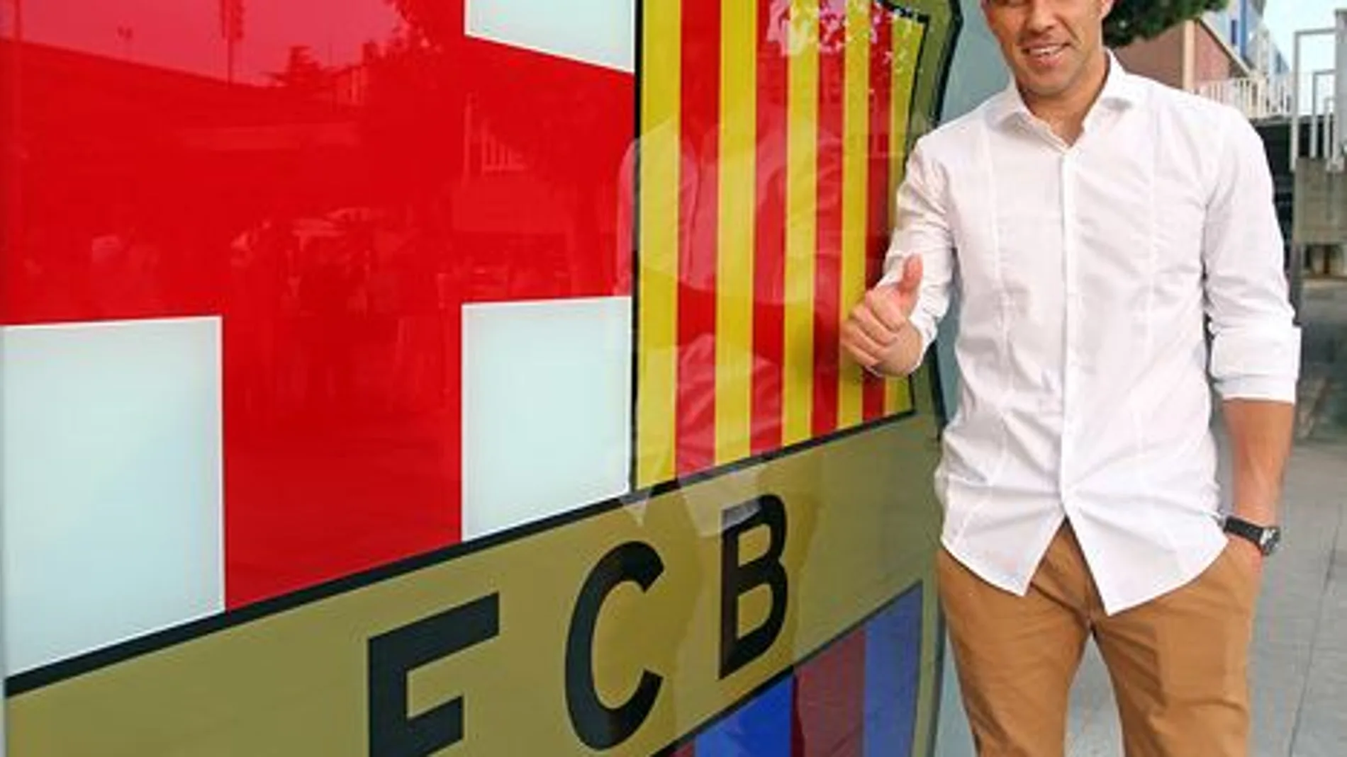 Claudio Bravo junto al escudo de su nuevo equipo, en la imagen publicada por el FC Barcelona