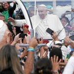 Los cariocas aplaudieron al Papa en su último traslado por las calles de Río