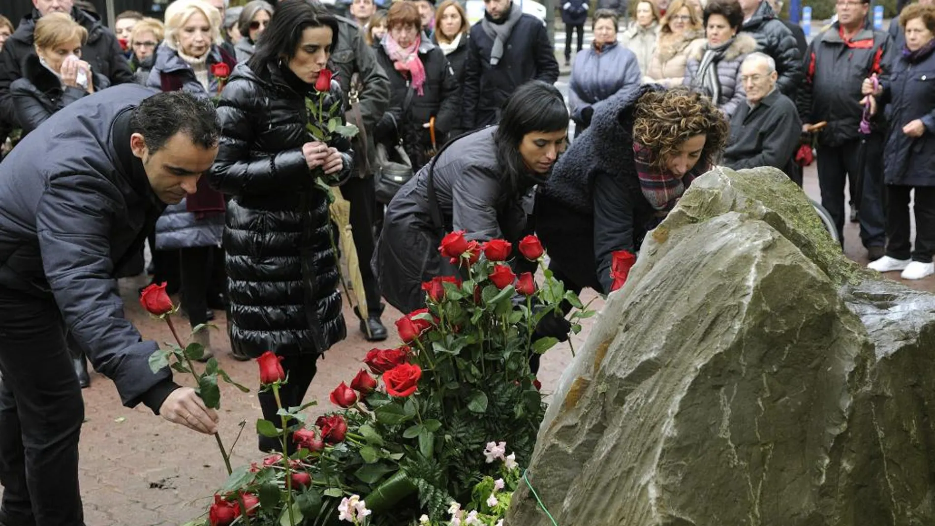 Familiares de Fernando Buesa y de Jorge Díez, su escolta, depositan flores en el monolito durante un acto de recuerdo a ambos en el mismo lugar en el que fueron asesinados por ETA, el 22 de febrero de 2000.