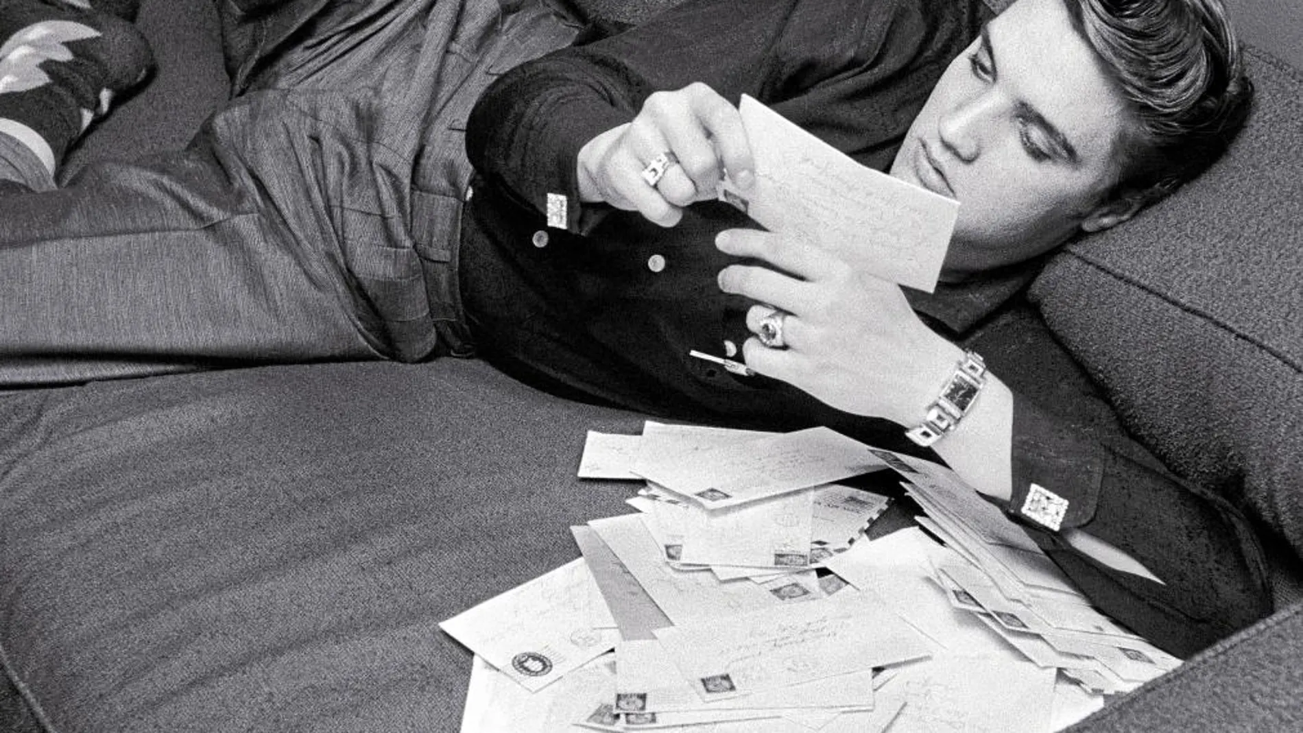 Elvis Presley rodeado de cartas que le mandaban sus fans