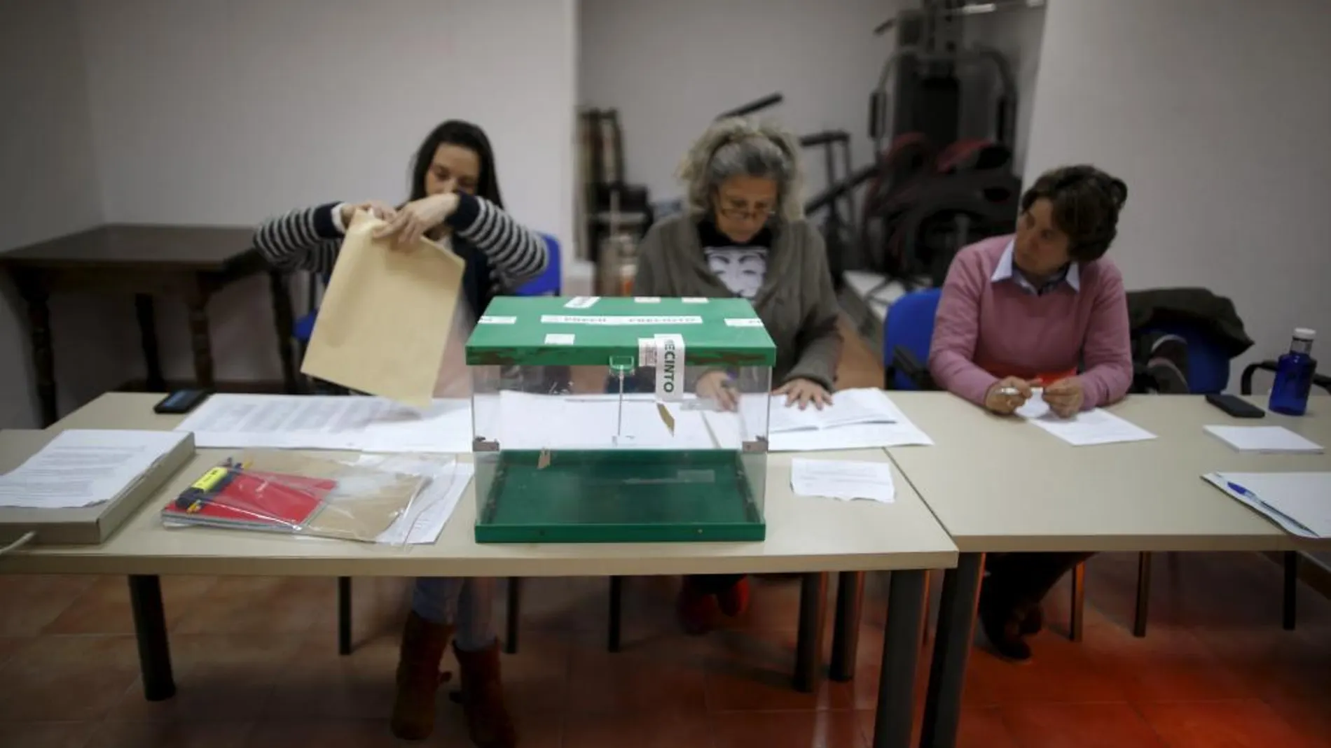 Miembros de una mesa electoral poco antes de apertura en Ronda.