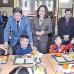 El decreto de exclusión garantiza desayuno y meriendas a los menores; a la izquierda, el escrito desautorizando la colaboración