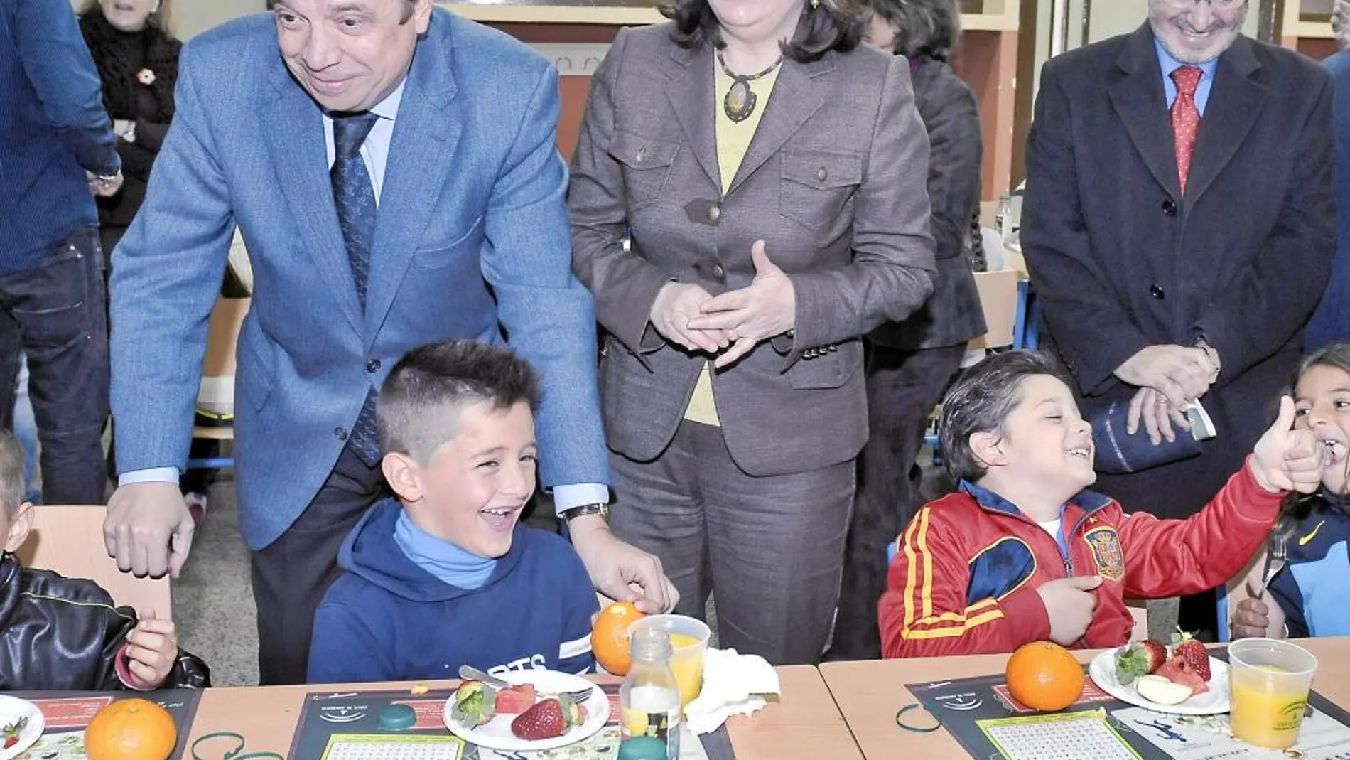 El decreto de exclusión garantiza desayuno y meriendas a los menores; a la izquierda, el escrito desautorizando la colaboración