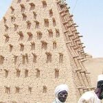 Malienses, junto a un monumento en Tombuctú