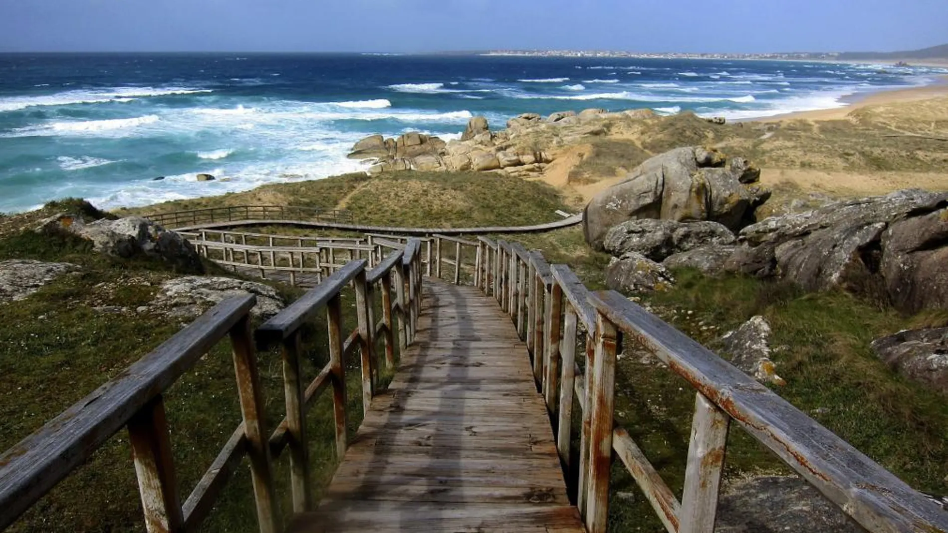 Una de las pasarelas de acceso a las playas del Parque Natural del complejo dunar de Corrubedo.