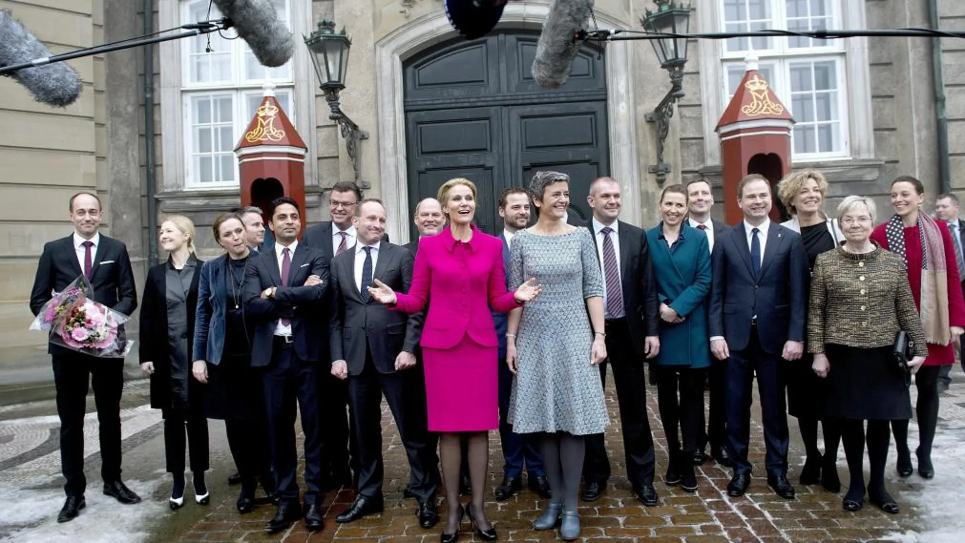 La primera ministra danesa, Helle Thorning-Schmidt, posa, ayer en Copenhague, con su nuevo Gobierno