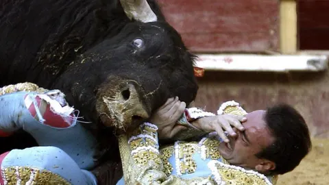 Instante en el que el pitón izquierdo hiere al diestro Enrique Ponce a la altura de la axila