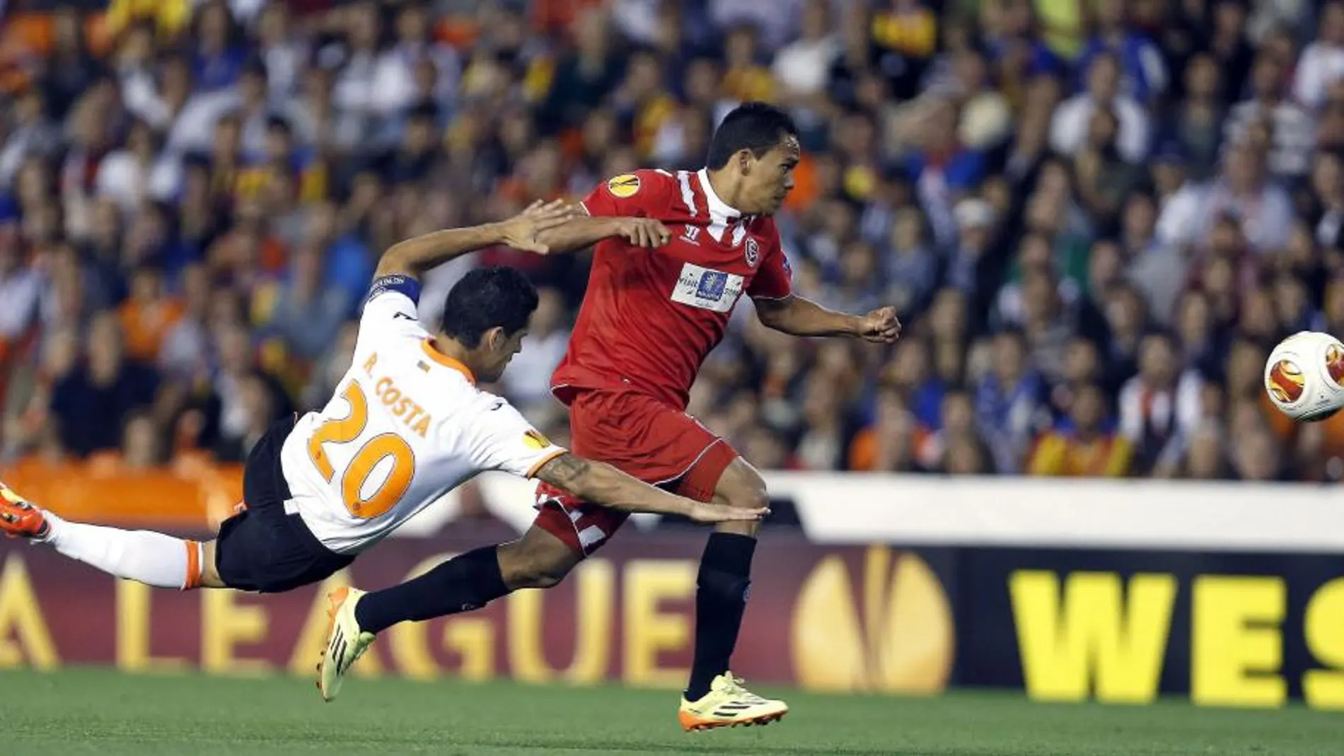 El defensa portugués del Valencia CF, Ricardo Costa, lucha el balón con el colombiano Carlos Bacca