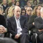 Rubalcaba se reunió ayer con asociaciones y militantes socialistas para recoger propuestas de cara a crear empleo. A su lado estaban, entre otros, los diputados Pedro Sánchez y Rafael Simancas