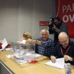 Wenceslao López (i), que disputa con Jorge García Monsalve en elecciones primarias quién aspirará a la alcaldía de Oviedo, vota esta mañana en la Agrupación Municipal Socialista de Oviedo (AMSO).