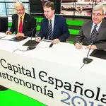 El alcalde Javier Lacalle, junto a César Rico, firman el acuerdo para que Burgos sea Capital de la Gastronomía en 2013