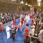 La reina Isabel entra, ayer, en Westminster, donde leyó los proyectos de ley del Gobierno, como es tradición