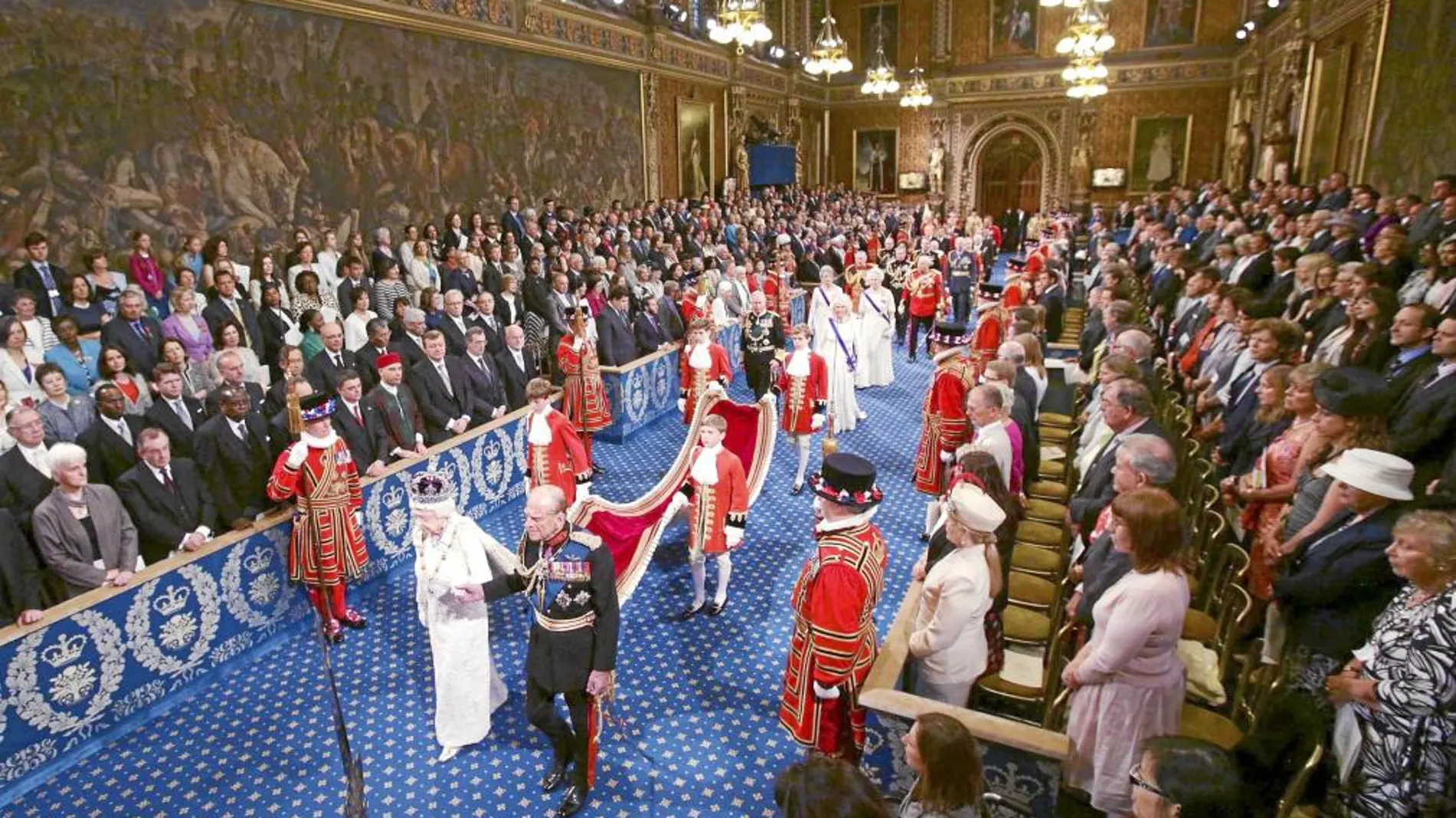 La reina Isabel entra, ayer, en Westminster, donde leyó los proyectos de ley del Gobierno, como es tradición