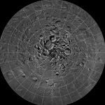 Imagen del polo norte de la luna bajo una cuadrícula
