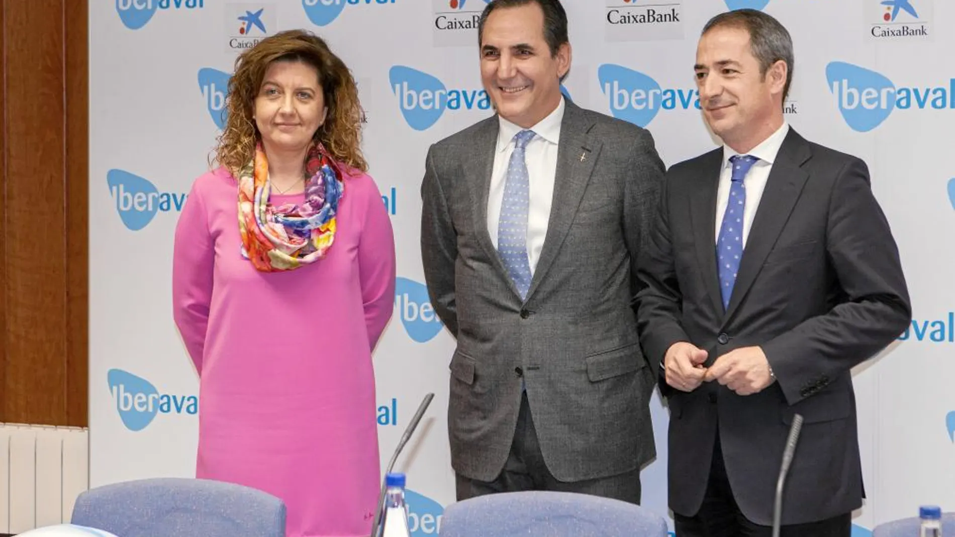 El presidente de Iberaval, José Rolando Álvarez, con la viceconsejera Begoña Hernández y José Manuel Bilbao