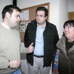 Óscar López escucha a Tino Rodríguez en presencia de Ana Durán, ayer en Villablino (León)
